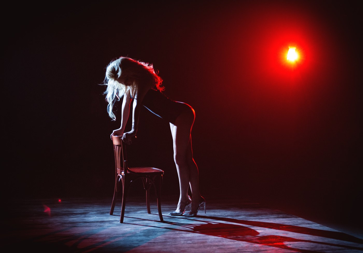 Стриптиз на сеансе эротического массажа