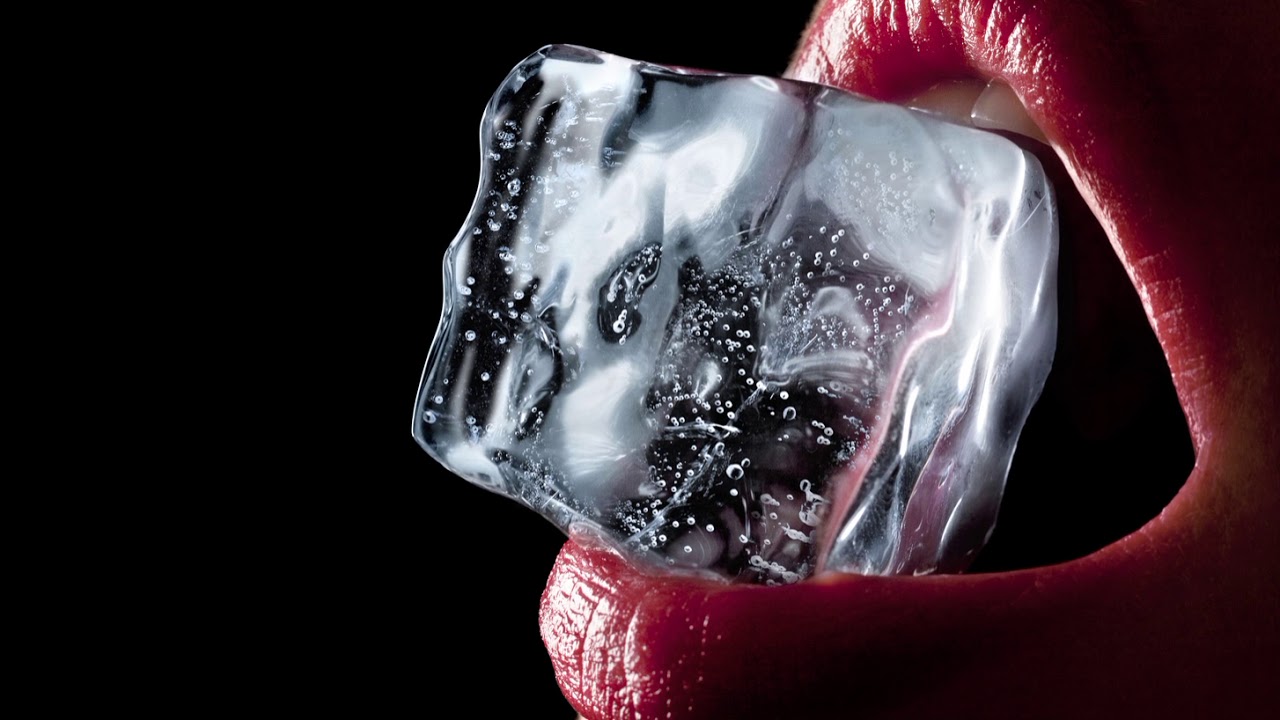 Эротический массаж с дыханием по коже